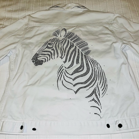 🦓 White Denim Jacket With Black Rhinestone Zebra 🦓 - Picture 4 of 9